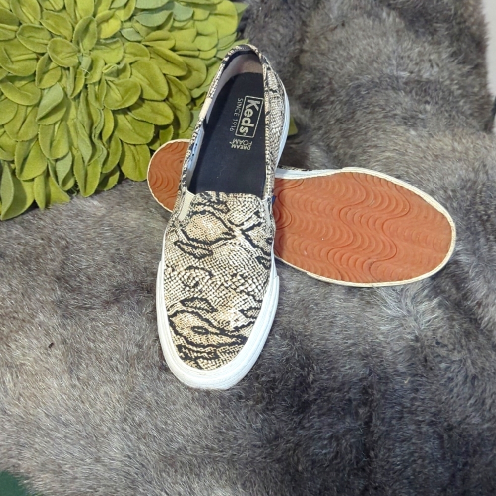 Woman's slip on shoes